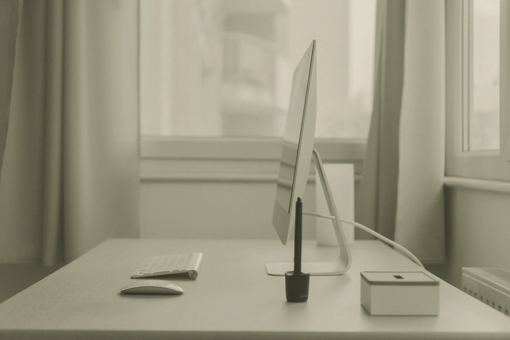 Una mesa de trabajo con luz natural